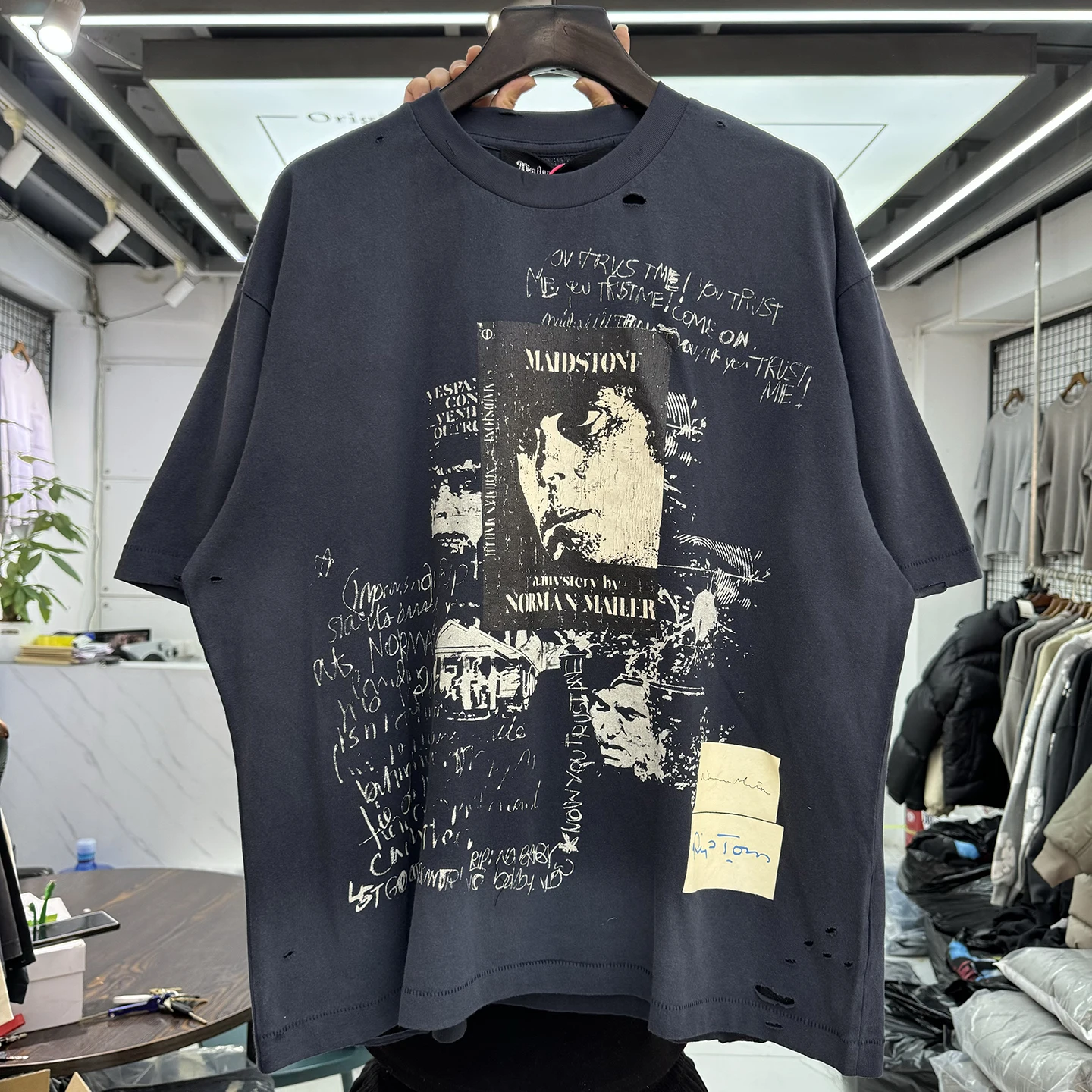 Retro American Sle ort Sve T-irt Oversize Casual Loose Top for Men And Women with Character Print Worn in Effect
Retro American Sle ort Sve T-irt Oversize Casual Loose Top for Men And Women with Character Print Worn in Effect