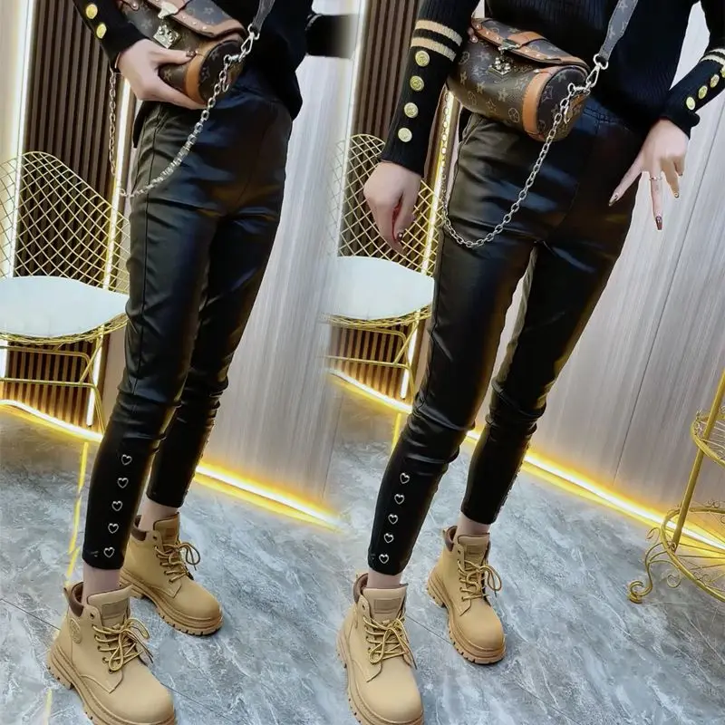 Autumn New Heart Button Coated Leather Pants for Women High Waist Versatile Casual Slimming Nine Point Pencil Pants
Autumn New Heart Button Coated Leather Pants for Women High Waist Versatile Casual Slimming Nine Point Pencil Pants
