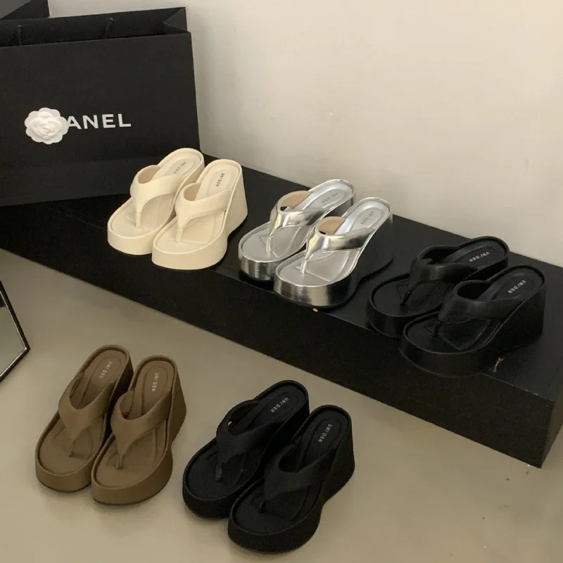 Buty kapcie damskie niskie gumowe klapki japonki platforma luksusowe slajdy damskie obcasy Pantofle hawajski projektant wysoki 2024 tkanina Fash
Buty kapcie damskie niskie gumowe klapki japonki platforma luksusowe slajdy damskie obcasy Pantofle hawajski projektant wysoki 2024 tkanina Fash