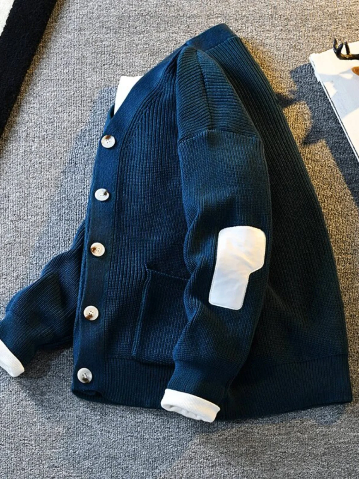 Винтажный мужской вязаный кардиган с длинными рукавами, весенне-осенний, с цветными вставками, V-образный вырез, повседневный, стандартный крой
Винтажный мужской вязаный кардиган с длинными рукавами, весенне-осенний, с цветными вставками, V-образный вырез, повседневный, стандартный крой