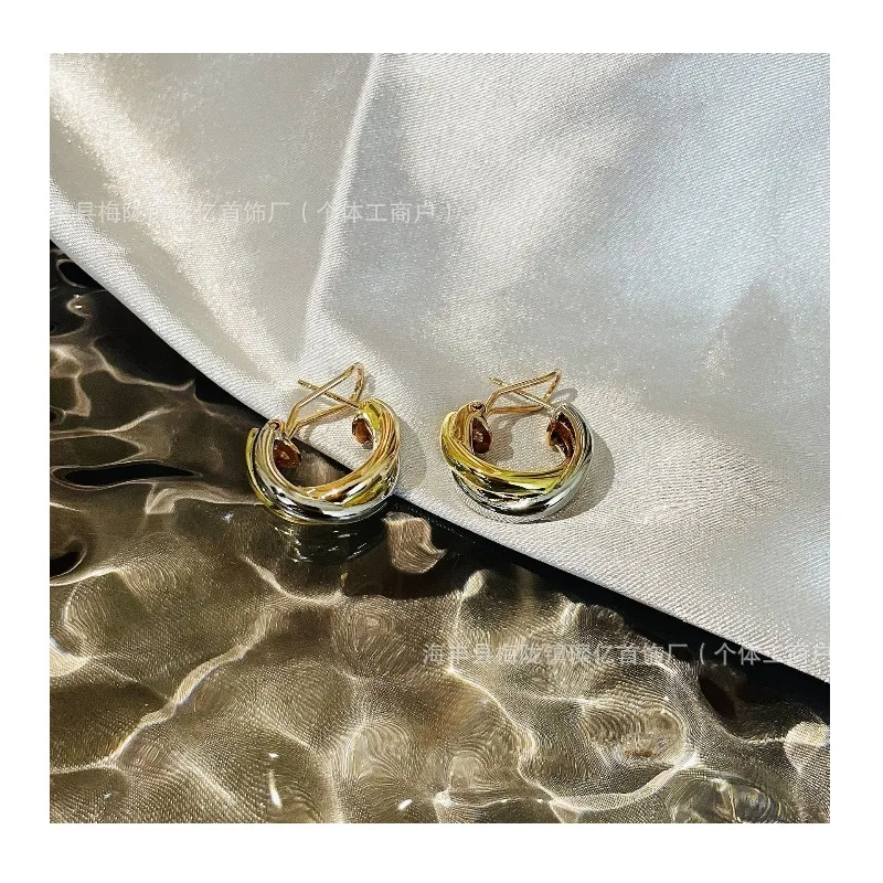 Seiko Jewelry Three-color Electroplating Three-ring Winding Earrings Single Row Full Diamond Interlocking Earrings Light Luxury
Seiko Jewelry Three-color Electroplating Three-ring Winding Earrings Single Row Full Diamond Interlocking Earrings Light Luxury