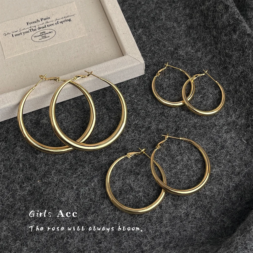 Hot Selling French Luxury Exaggerated Round Hoop Earrings Minimalist European & American Style Elegant High-end Fashion Earrings
Hot Selling French Luxury Exaggerated Round Hoop Earrings Minimalist European & American Style Elegant High-end Fashion Earrings