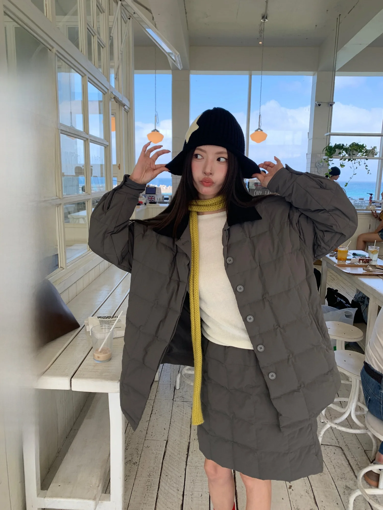 Женский зимний теплый комплект: пуховик (90% пуха) и юбка. Прямое пальто-тубус с длинными рукавами и воротником для повседневной носки.
Женский зимний теплый комплект: пуховик (90% пуха) и юбка. Прямое пальто-тубус с длинными рукавами и воротником для повседневной носки.