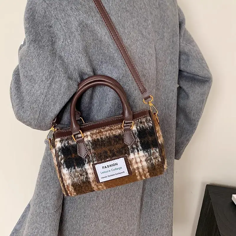 New Faux Woolen Bag For Women Autumn and Winter Shoulder Crossbody Bag Ladies Handbag and Purse Top Handle Pillow Bags Bowling
New Faux Woolen Bag For Women Autumn and Winter Shoulder Crossbody Bag Ladies Handbag and Purse Top Handle Pillow Bags Bowling