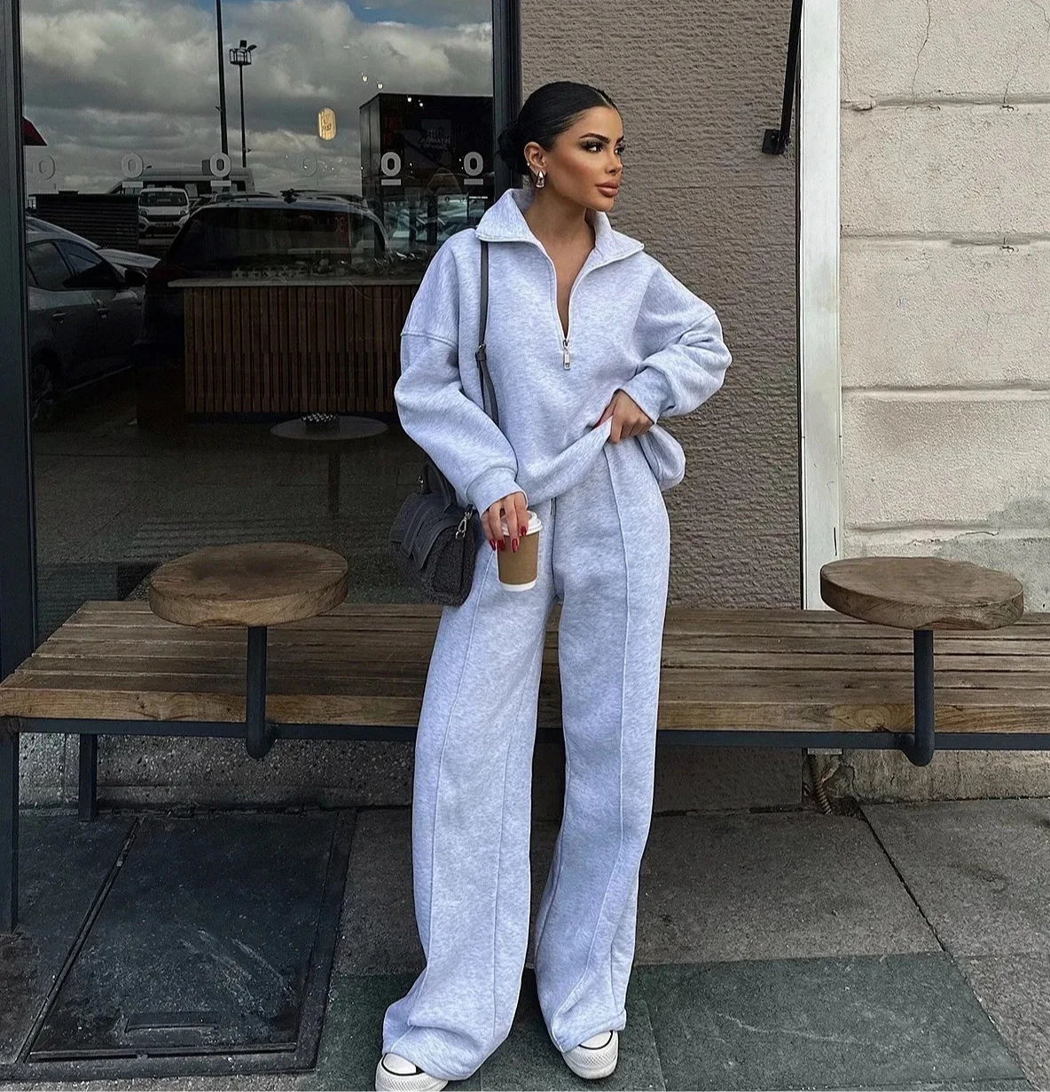 Новый повседневный и спортивный комплект из двух предметов, пуловер с воротником-стойкой, толстовка с длинными рукавами.
Новый повседневный и спортивный комплект из двух предметов, пуловер с воротником-стойкой, толстовка с длинными рукавами.