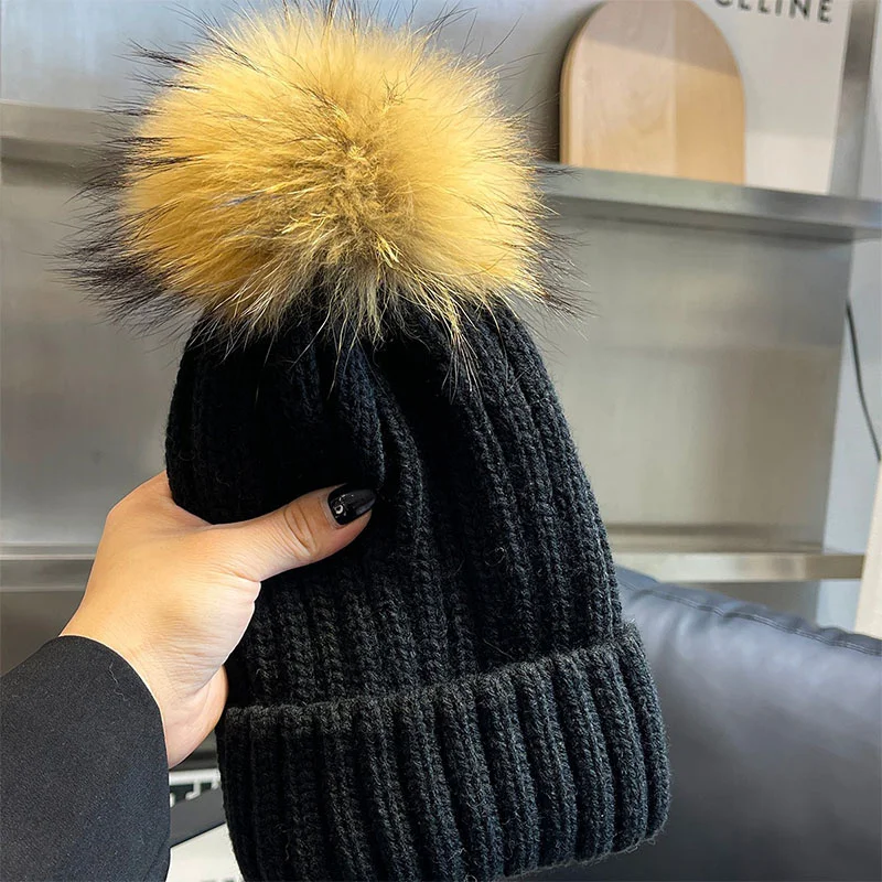 2023 Winter Ladies Fashion Knitted Hat 100% Real Raccoon Fur Ball Casual Thick Warm Hat Autumn New Windproof Ear Protection Hat
2023 Winter Ladies Fashion Knitted Hat 100% Real Raccoon Fur Ball Casual Thick Warm Hat Autumn New Windproof Ear Protection Hat