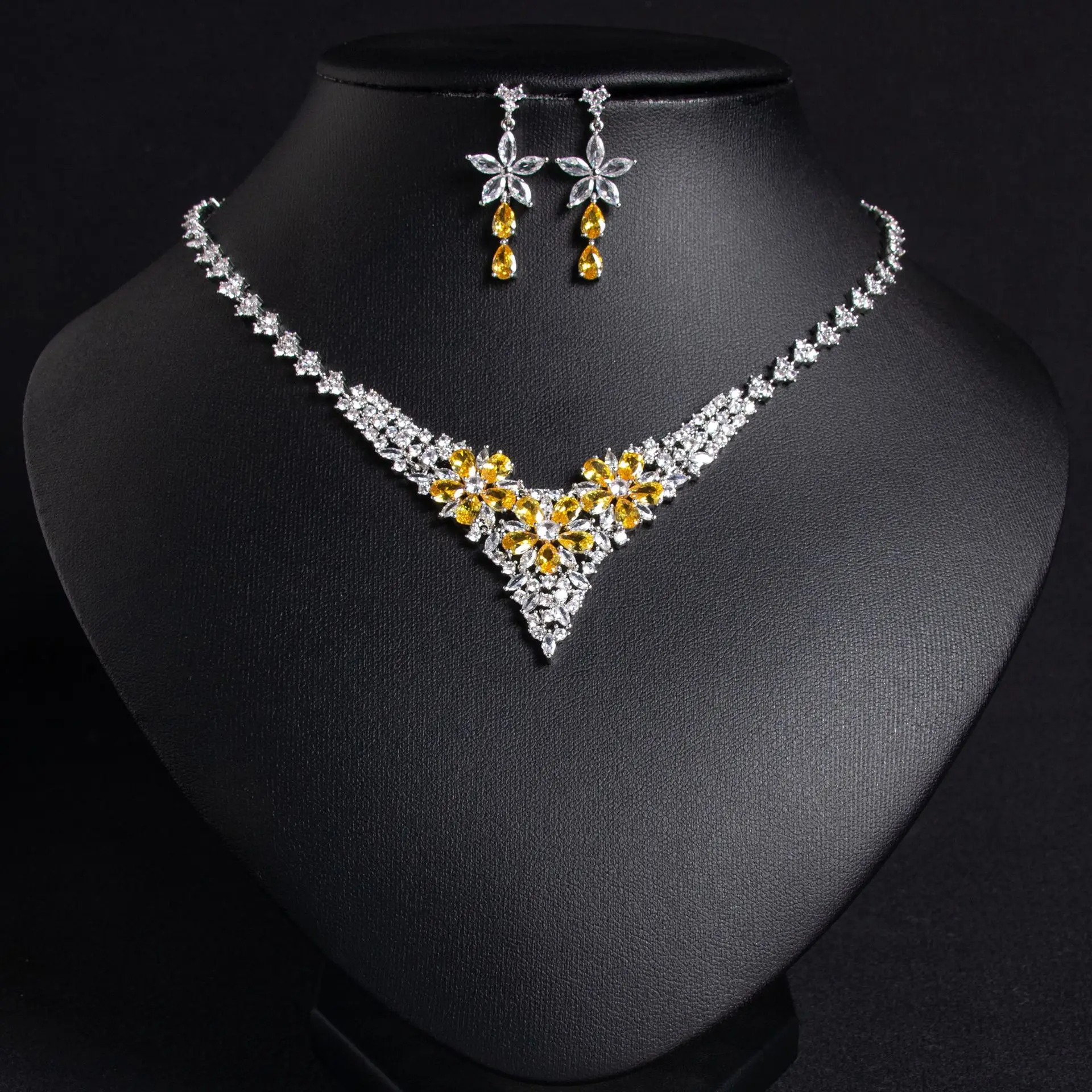 Fashion Design Pendant Necklace Earrings Maple Leaf Zirconia Flower Women's Set Dress Engagement Party Gift Accessories M-159
Fashion Design Pendant Necklace Earrings Maple Leaf Zirconia Flower Women's Set Dress Engagement Party Gift Accessories M-159