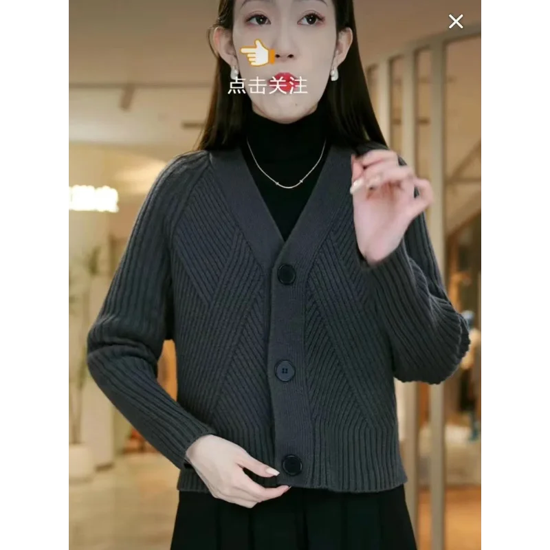 Xiaoxiang Style Knitted Cardigan Sweater Jacket Long-sleeved Design Top
Xiaoxiang Style Knitted Cardigan Sweater Jacket Long-sleeved Design Top