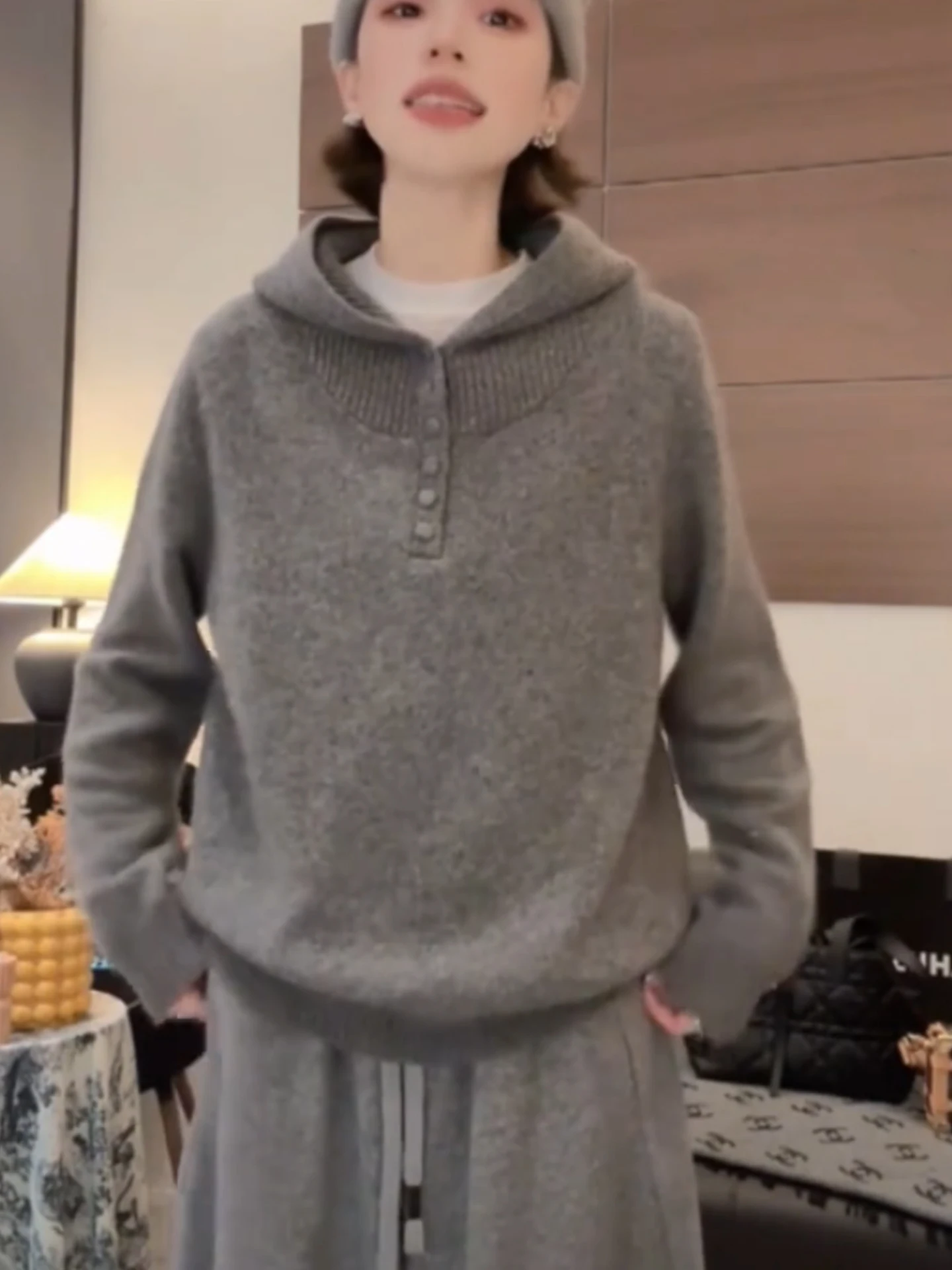 Вязаный свитер Laid-ba Sle с капюшоном, длинными рукавами, роскошный зимний модный повседневный комфортный топ в корейском стиле
Вязаный свитер Laid-ba Sle с капюшоном, длинными рукавами, роскошный зимний модный повседневный комфортный топ в корейском стиле