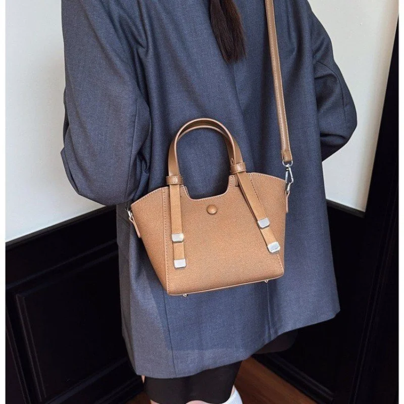 Elegant Ladies Leather Handbag, Shoulder Or Crossbody Style, Popular Classic Tote With Zipper Closure
Elegant Ladies Leather Handbag, Shoulder Or Crossbody Style, Popular Classic Tote With Zipper Closure