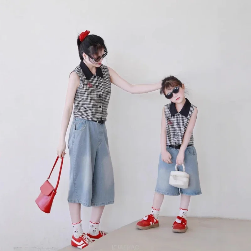 Одинаковые комплекты для мамы и дочки, жилет в клетку, рубашка с вышивкой, костюмы для летних каникул, комплекты для мамы и детей, одежда для всей семьи
Одинаковые комплекты для мамы и дочки, жилет в клетку, рубашка с вышивкой, костюмы для летних каникул, комплекты для мамы и детей, одежда для всей семьи