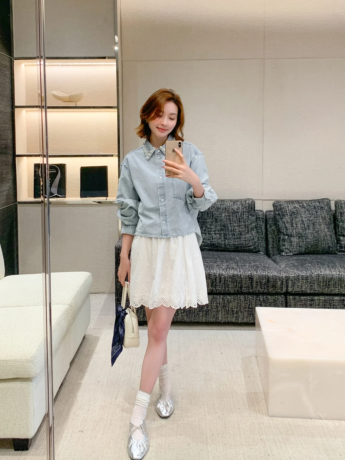 Свободная длинная рубашка из синего денима для женщин с жемчужным воротником, повседневная классическая верхняя одежда из смесового хлопка и вискозы
Свободная длинная рубашка из синего денима для женщин с жемчужным воротником, повседневная классическая верхняя одежда из смесового хлопка и вискозы