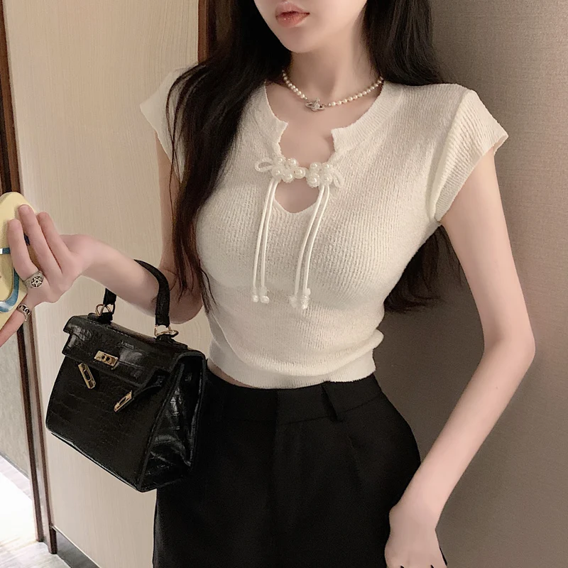 New Chinese Style V-Neck Knitted Top Women's Slim Fit Short Sleeve T-Shirt Fashionable Retro Button Design Summer New Arrival
New Chinese Style V-Neck Knitted Top Women's Slim Fit Short Sleeve T-Shirt Fashionable Retro Button Design Summer New Arrival
