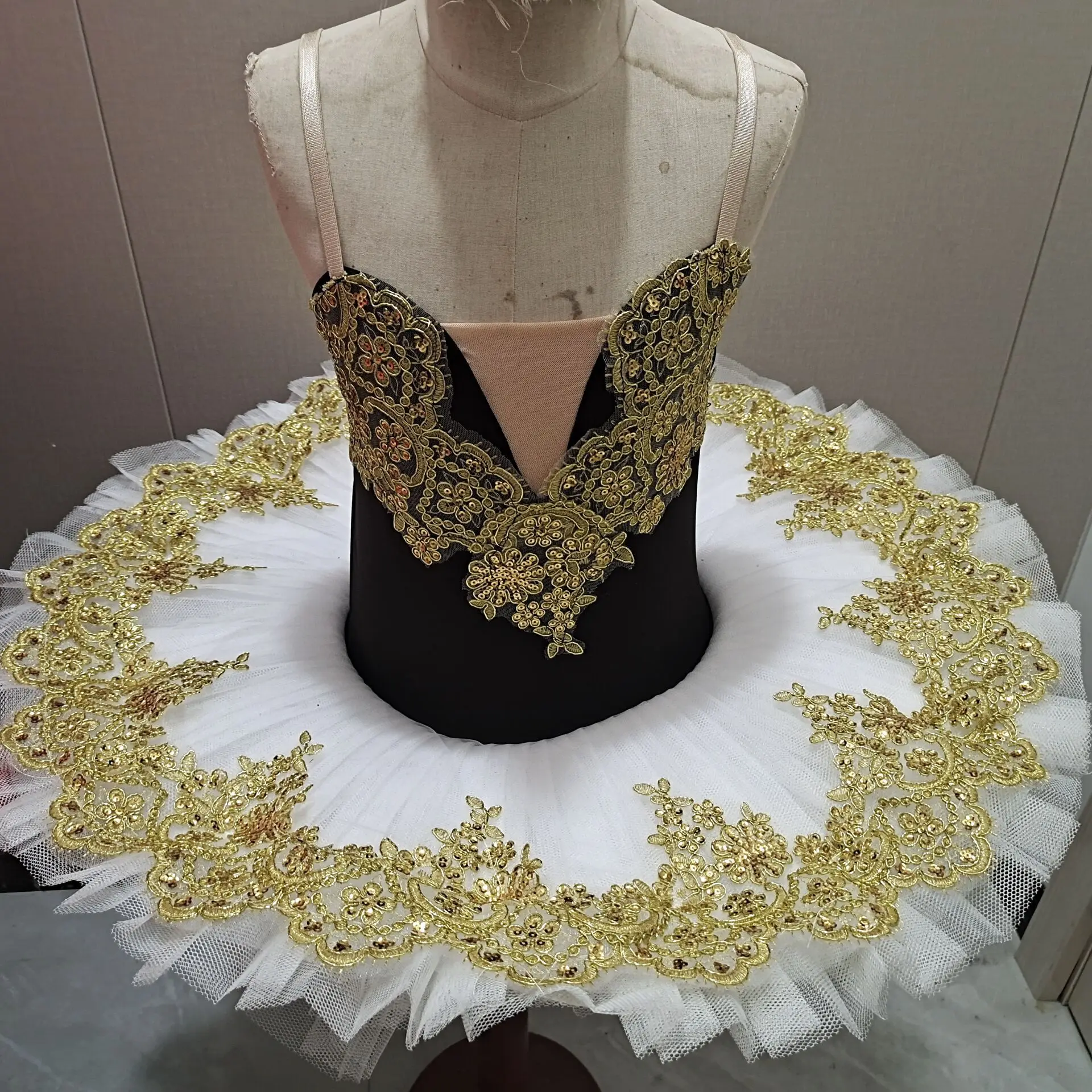 New light luxury ballet performance clothing competition gauze skirt stage performance clothing comfortable suspender skirt
New light luxury ballet performance clothing competition gauze skirt stage performance clothing comfortable suspender skirt