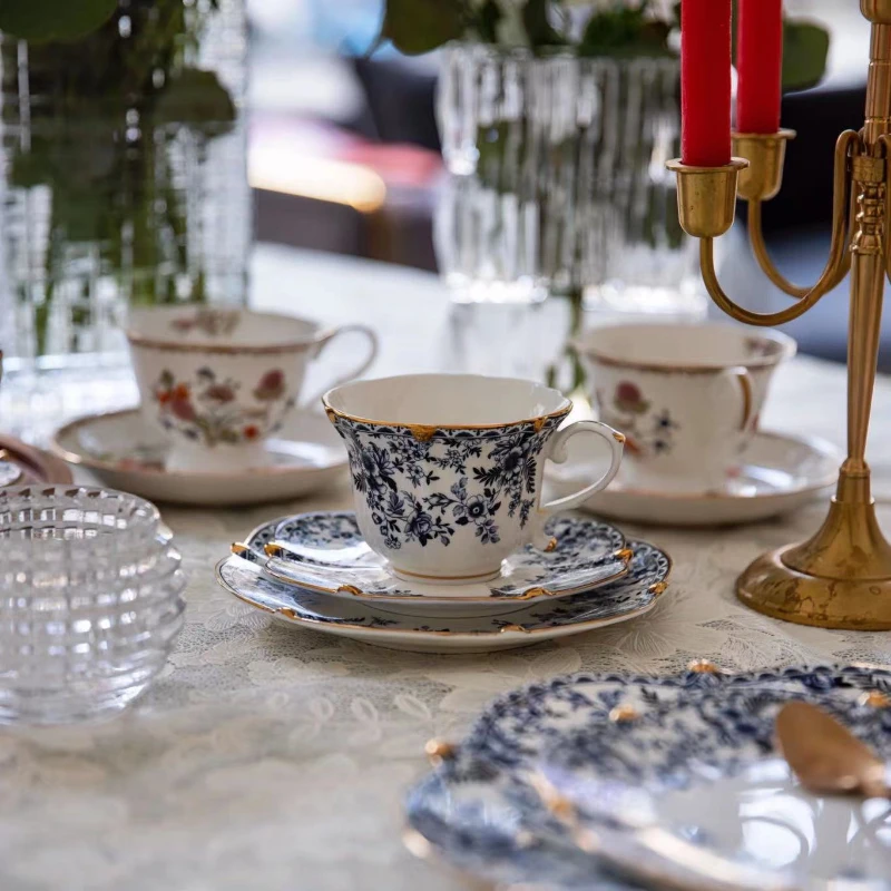British retro European blue and white coffee cups and saucers, afternoon tea, ceramic snacks and exquisite dishes.
British retro European blue and white coffee cups and saucers, afternoon tea, ceramic snacks and exquisite dishes.