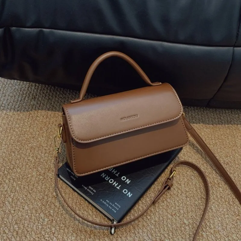 Элегантные дизайнерские кожаные сумки для подгузников в винтажном стиле для женщин, вместительные сумки через плечо, модные и стильные.
Элегантные дизайнерские кожаные сумки для подгузников в винтажном стиле для женщин, вместительные сумки через плечо, модные и стильные.