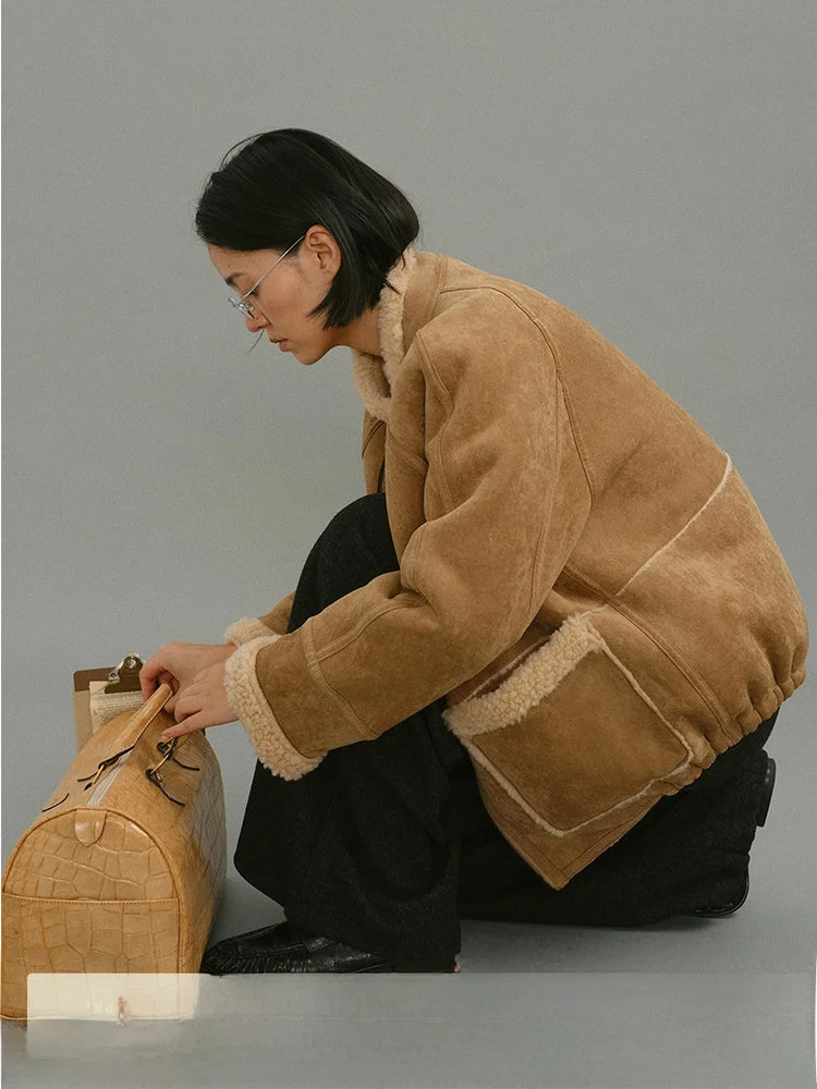 Женская двусторонняя куртка из замши с мехом ягненка, с интегрированной отделкой из кожи и меха, зимнее короткое пальто с маленьким воротником, универсальное, теплое, новинка
Женская двусторонняя куртка из замши с мехом ягненка, с интегрированной отделкой из кожи и меха, зимнее короткое пальто с маленьким воротником, универсальное, теплое, новинка