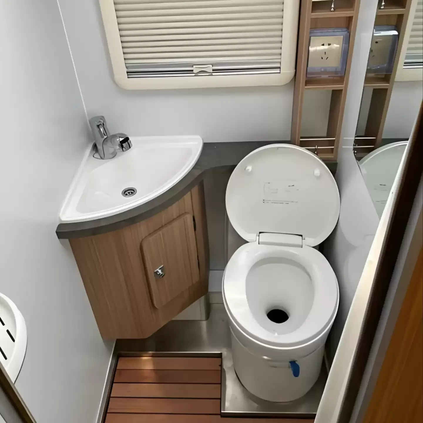 Rotary toilet for RV, trailer modification, electric flush with pull-out sewage tank box toilet
Rotary toilet for RV, trailer modification, electric flush with pull-out sewage tank box toilet