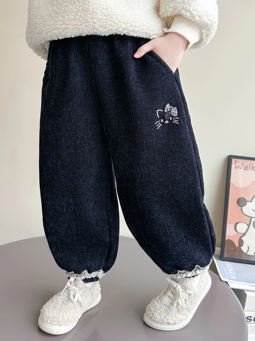 Thiened Fce зимние брюки для девочек, кружевные повседневные длинные брюки с высокой талией из мультфильма, теплые пушистые брюки для маленьких девочек
Thiened Fce зимние брюки для девочек, кружевные повседневные длинные брюки с высокой талией из мультфильма, теплые пушистые брюки для маленьких девочек