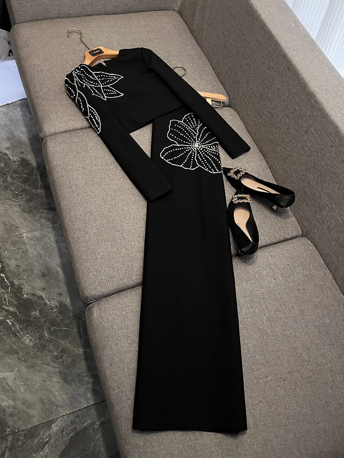 Ele Plant Floral Faion Set High Waist Midi Skirt Long Sve Top Diamond Embellied Two Piece Winter Outfit for Women
Ele Plant Floral Faion Set High Waist Midi Skirt Long Sve Top Diamond Embellied Two Piece Winter Outfit for Women