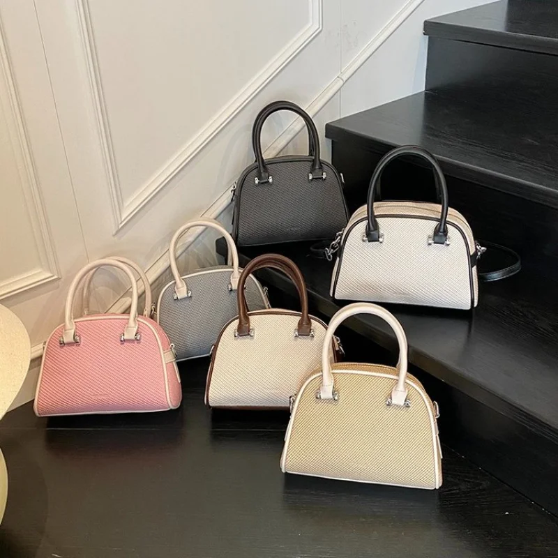 Luxury Hand Bags Shoulder Bag For Women High-Quality Leather Classic Design With Secure Closure And Style
Luxury Hand Bags Shoulder Bag For Women High-Quality Leather Classic Design With Secure Closure And Style