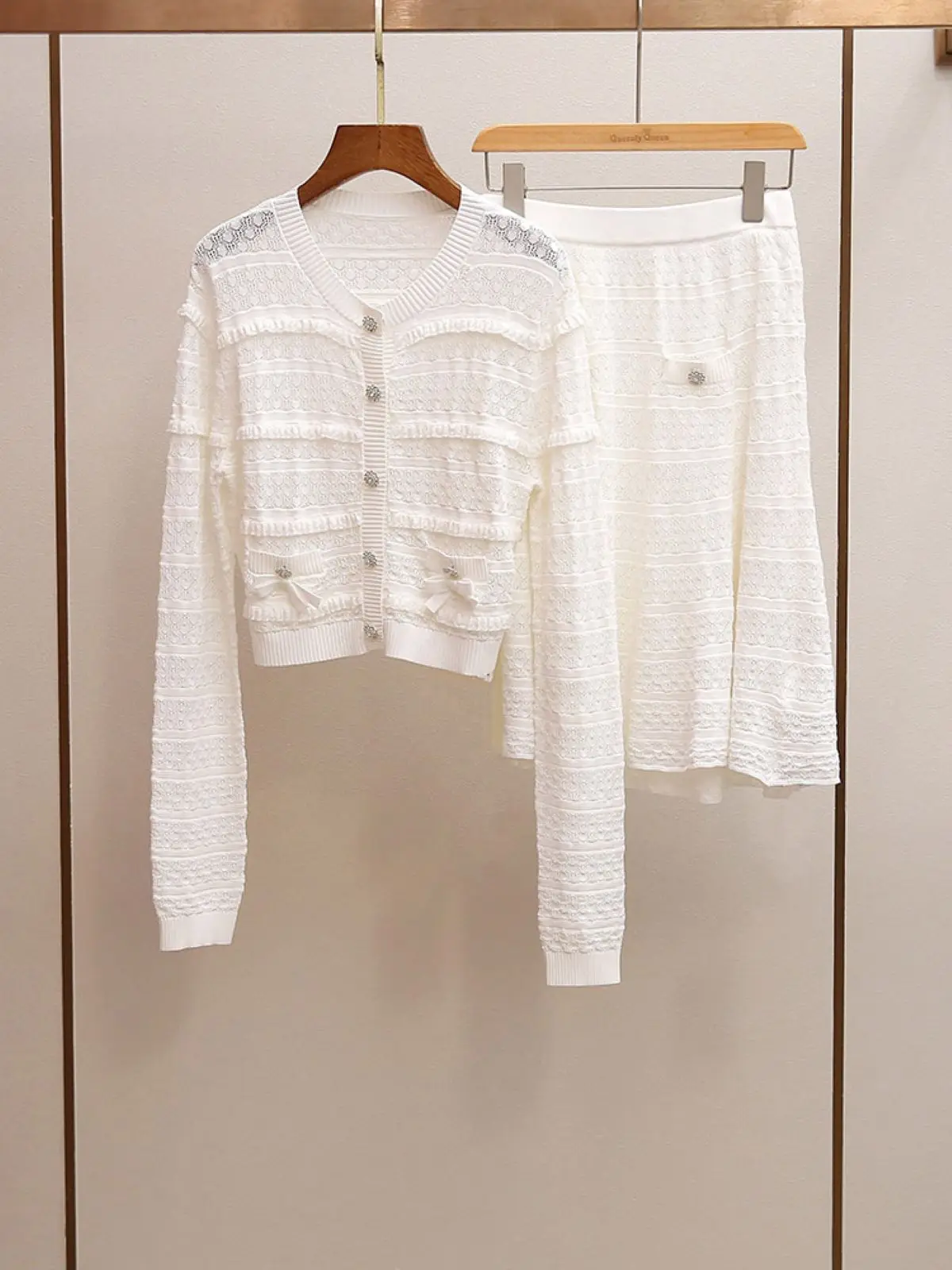 Spring/Summer Women O-Neck Long Sleeve Hollow Lace Pocket Solid Knit Set Single Breasted Cardigan + A-line Elegant Mini Skirt
Spring/Summer Women O-Neck Long Sleeve Hollow Lace Pocket Solid Knit Set Single Breasted Cardigan + A-line Elegant Mini Skirt