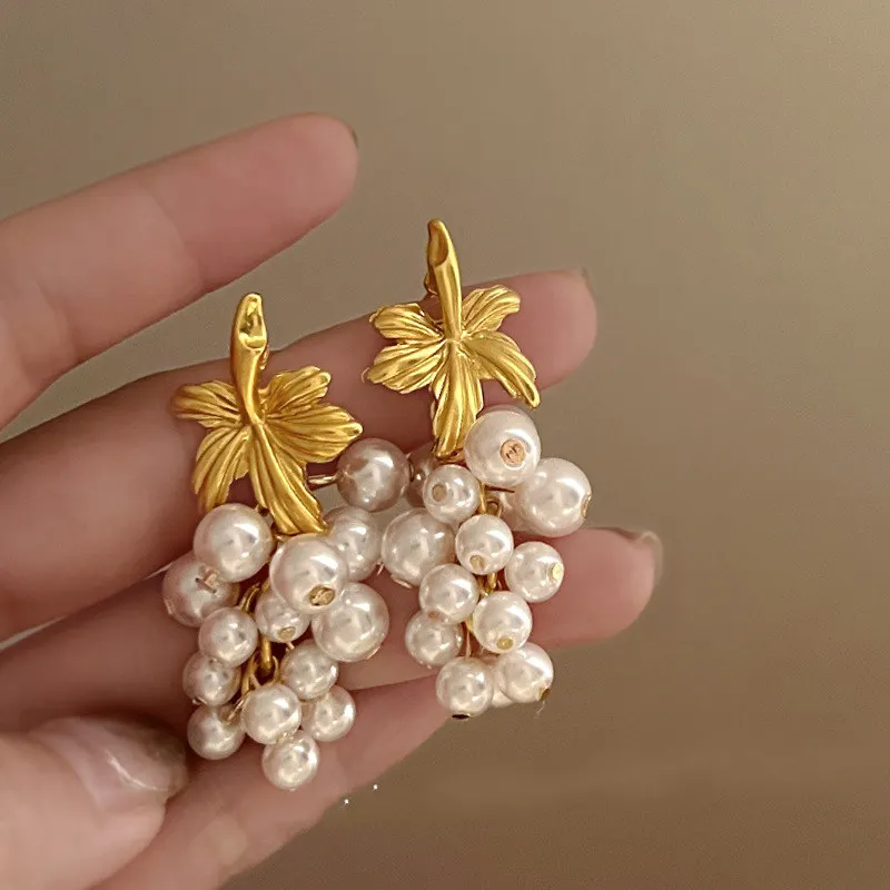 French Vintage Faux Pearl Tassel Grape Earrings Creative Fruit Leaf Fairy Temperament Stud Earring for Women Party Jewelry Gifts
French Vintage Faux Pearl Tassel Grape Earrings Creative Fruit Leaf Fairy Temperament Stud Earring for Women Party Jewelry Gifts