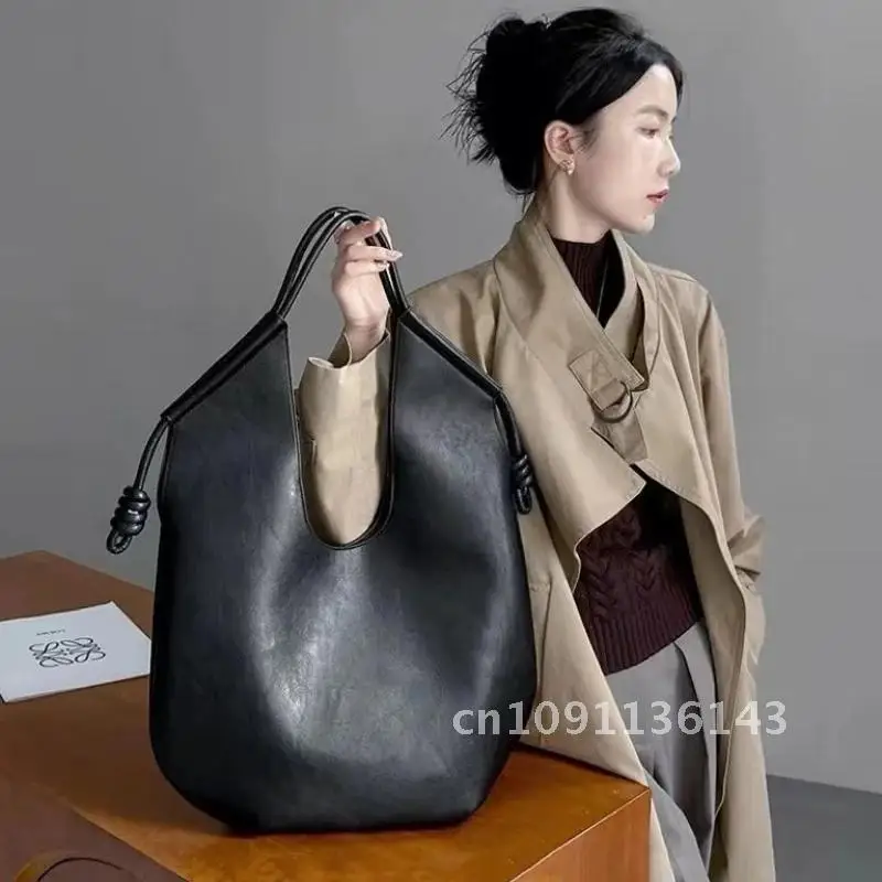 2024 New Fashion Minimalist Tote Advanced Spring Summer Trend Bag Large-capacity Shoulder Underarm Soft Single Niche
2024 New Fashion Minimalist Tote Advanced Spring Summer Trend Bag Large-capacity Shoulder Underarm Soft Single Niche
