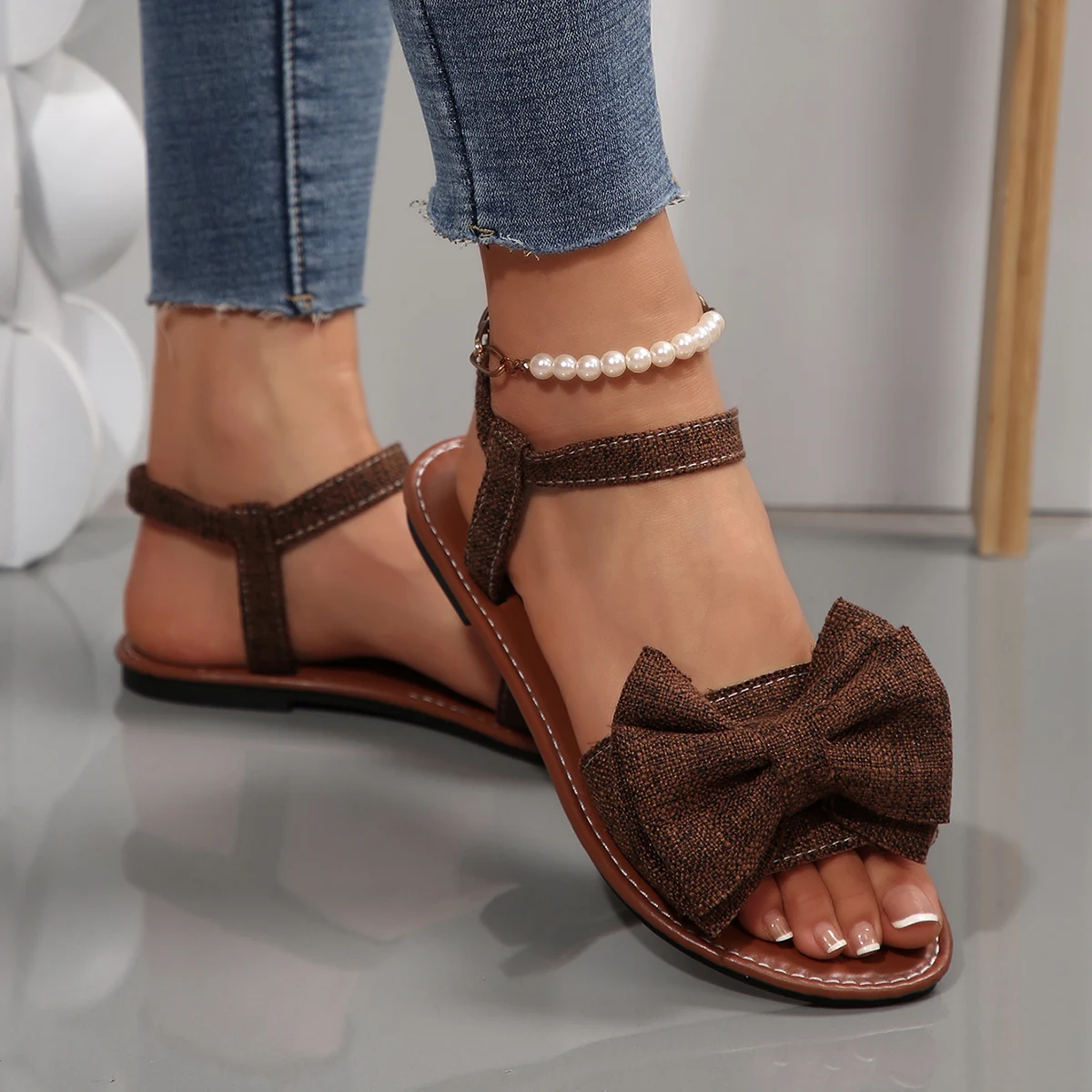 Модные пляжные повседневные тапочки, уличная обувь на плоской подошве с галстуком-бабочкой, домашние женские нескользящие трендовые сандалии, новинка 2024, летние легкие сандалии
Модные пляжные повседневные тапочки, уличная обувь на плоской подошве с галстуком-бабочкой, домашние женские нескользящие трендовые сандалии, новинка 2024, летние легкие сандалии