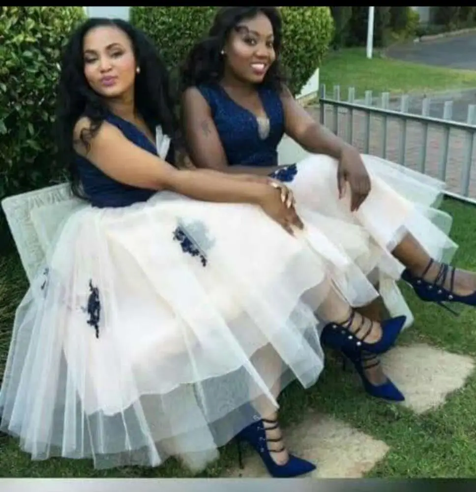 Fashion A-Line V Neck Sleeveless Navy Lace Wedding Party Dresses Short Tulle Bridesmaid Dresses
Fashion A-Line V Neck Sleeveless Navy Lace Wedding Party Dresses Short Tulle Bridesmaid Dresses