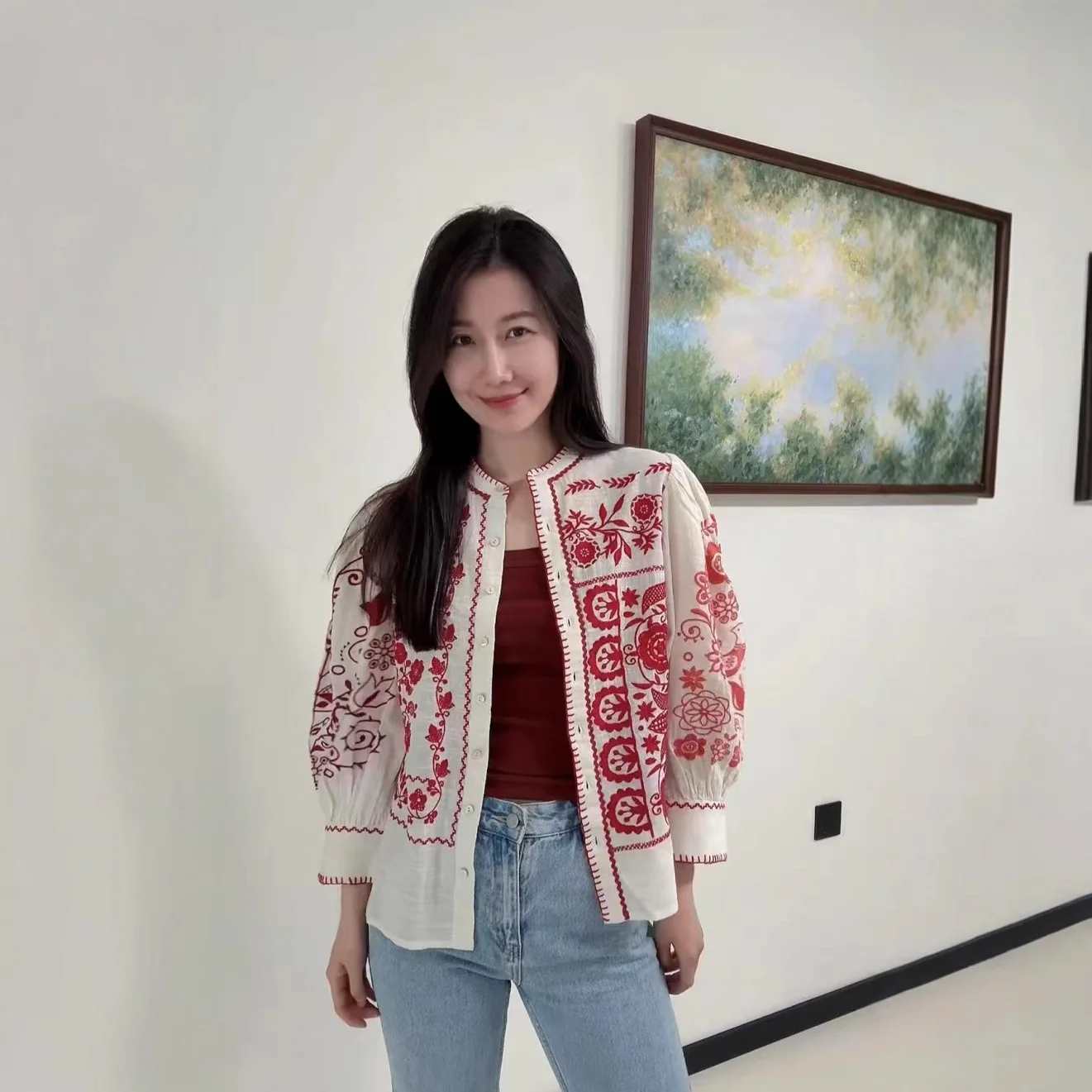 2025 spring and summer shirt fashion light luxury exquisite embroidery flowers round neck bubble sleeve loose versatile shirt
2025 spring and summer shirt fashion light luxury exquisite embroidery flowers round neck bubble sleeve loose versatile shirt