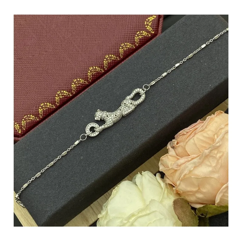 New High-quality Leopard Diamond-encrusted Bracelet Women's High-end Light Luxury Leopard Head Bracelet
New High-quality Leopard Diamond-encrusted Bracelet Women's High-end Light Luxury Leopard Head Bracelet