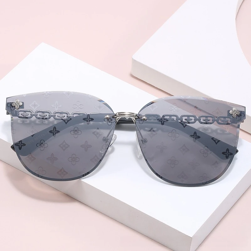 2025 New Luxury Metal Sunglasses Women, Holographic Lens UV400 Polarized Slimming for Street Style & Driving
2025 New Luxury Metal Sunglasses Women, Holographic Lens UV400 Polarized Slimming for Street Style & Driving