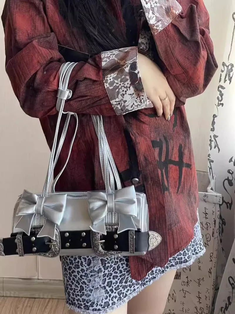 Оригинальный бант Bolsos Mujer, мотоциклетный ремень с пряжкой, ручная сумка, сумка под мышками, женские сумки через плечо, нишевые милые ретро Bolso
Оригинальный бант Bolsos Mujer, мотоциклетный ремень с пряжкой, ручная сумка, сумка под мышками, женские сумки через плечо, нишевые милые ретро Bolso