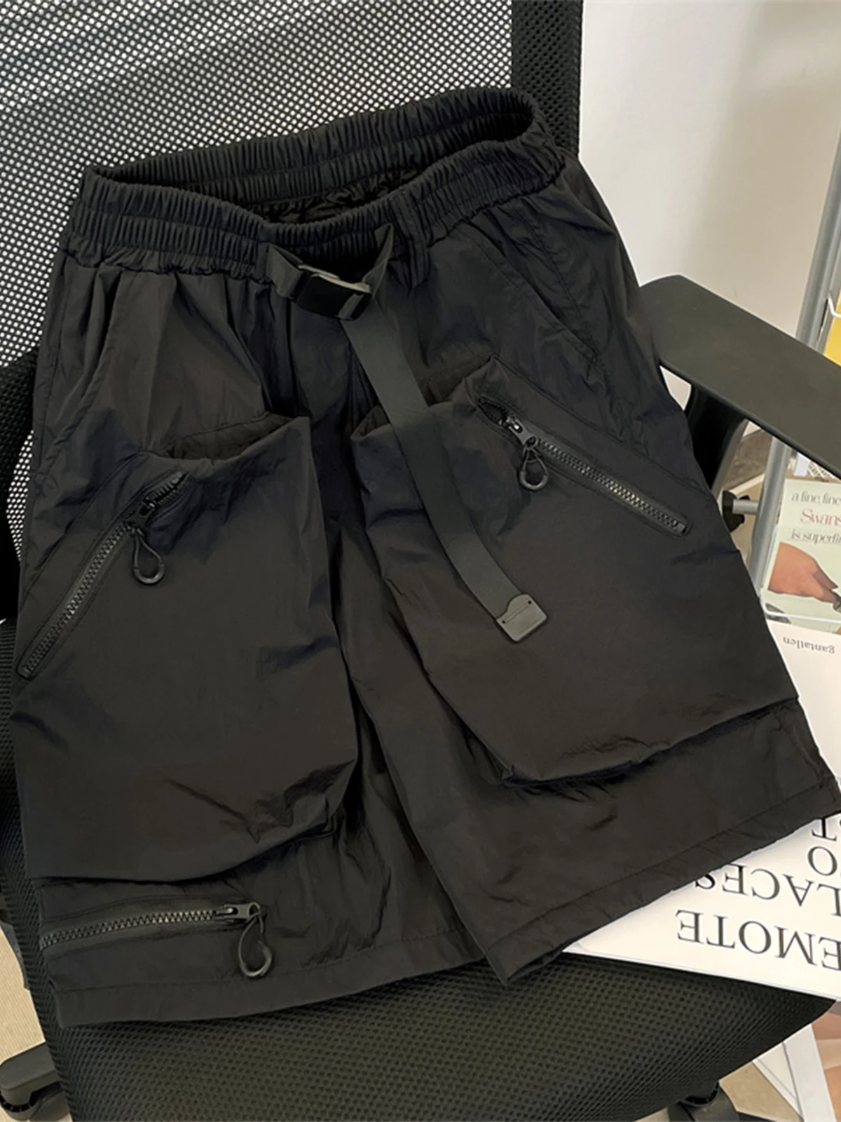 Retro Japanese Functional Style Ice Silk Casual Shorts Men's Summer Thin Zipper Large Pocket Workwear Five-Quarter Pants
Retro Japanese Functional Style Ice Silk Casual Shorts Men's Summer Thin Zipper Large Pocket Workwear Five-Quarter Pants