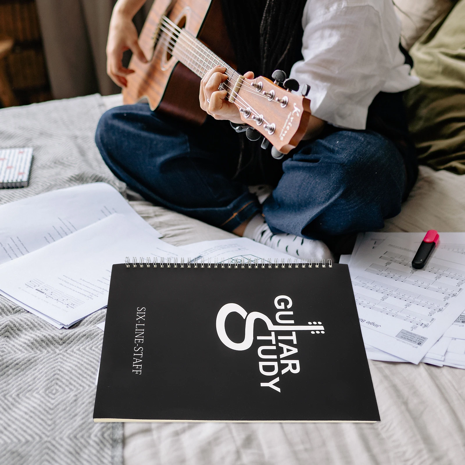 Portable Lightweight 6-String Guitar Sheet Music Book Coil Design Waterproof PP Cover for Songwriting Outdoor Practice Chord
Portable Lightweight 6-String Guitar Sheet Music Book Coil Design Waterproof PP Cover for Songwriting Outdoor Practice Chord