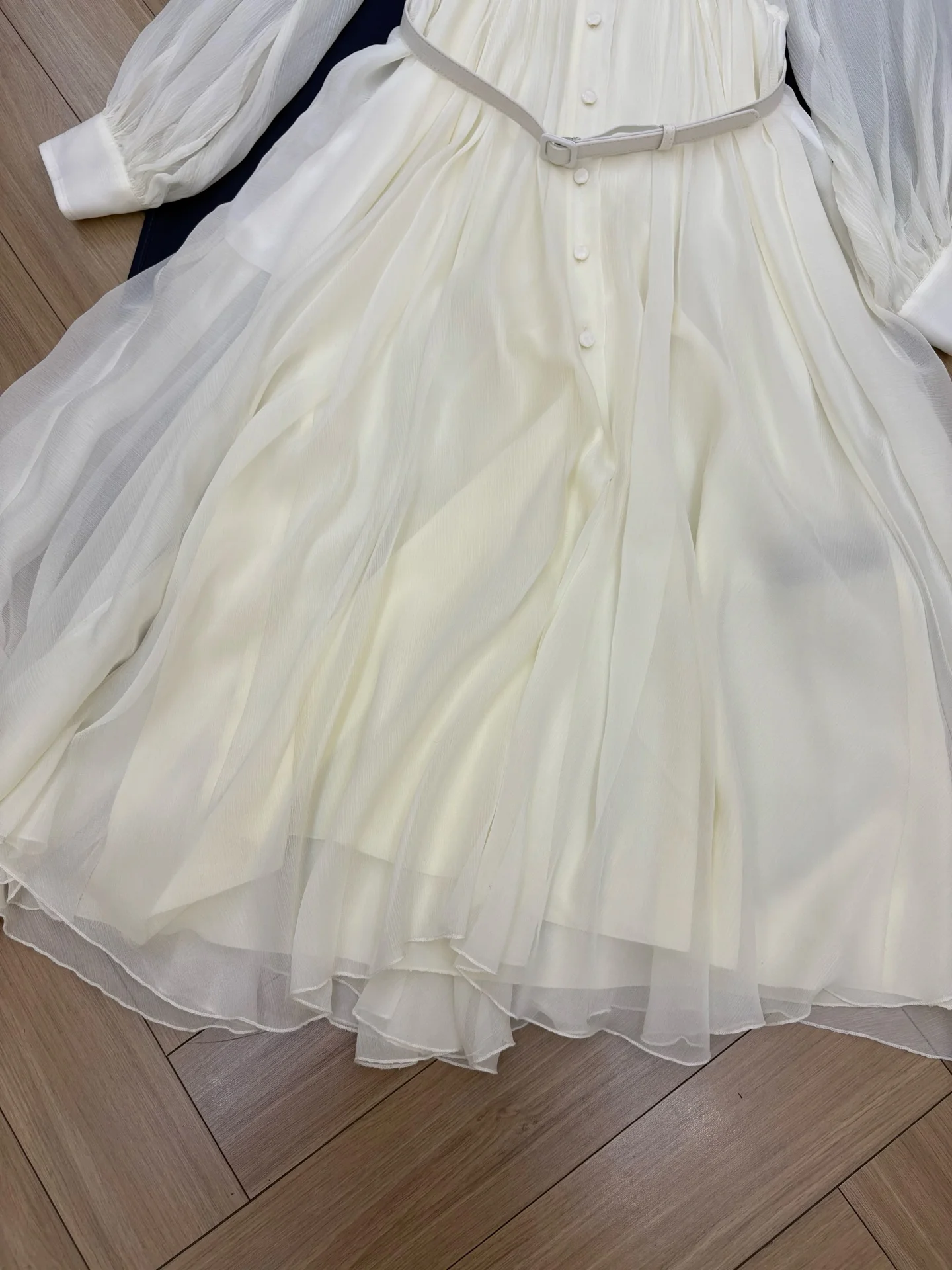 New Spring/Summer High-Quality Silk Dress With Stand Collar, Ruffled Trim, And Button-Up Placket
New Spring/Summer High-Quality Silk Dress With Stand Collar, Ruffled Trim, And Button-Up Placket