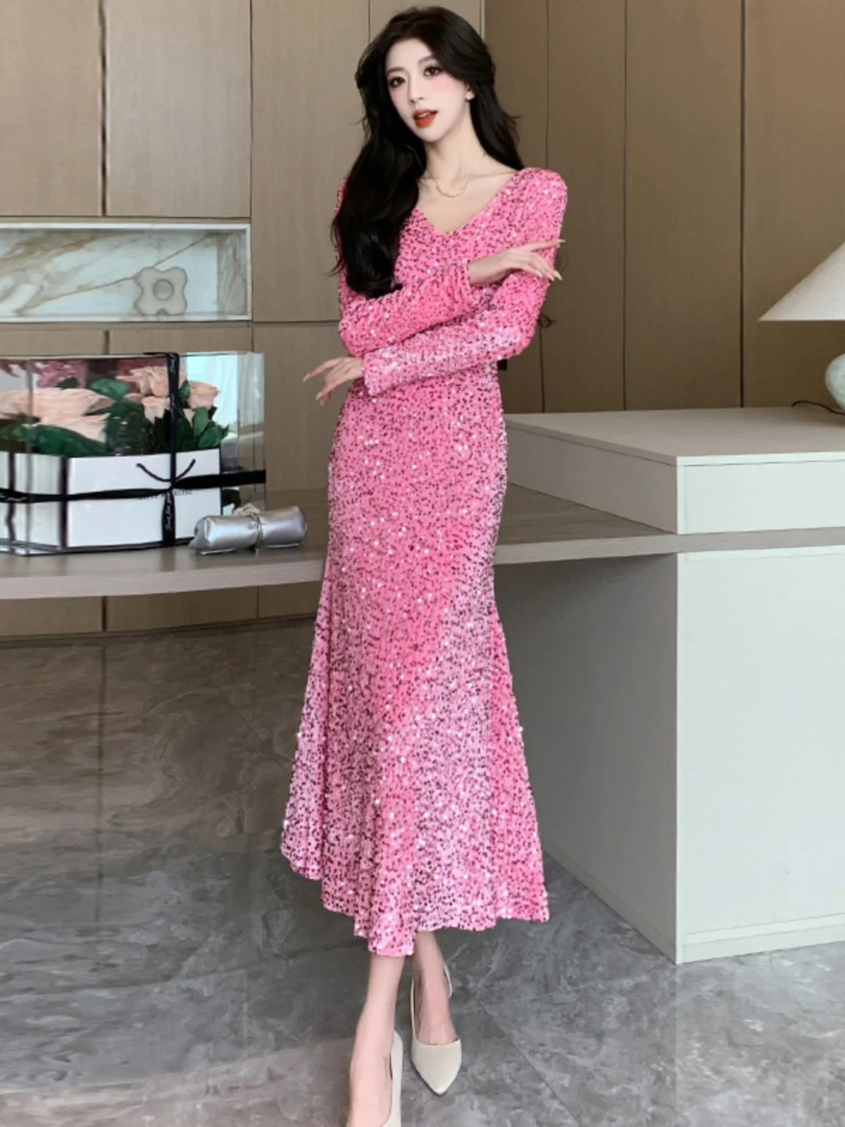 Элегантное вечернее платье с длинными рукавами, V-образным вырезом, пайетками, облегающее, с силуэтом «рыбий хвост», из полиэстера, H-образный силуэт
Элегантное вечернее платье с длинными рукавами, V-образным вырезом, пайетками, облегающее, с силуэтом «рыбий хвост», из полиэстера, H-образный силуэт