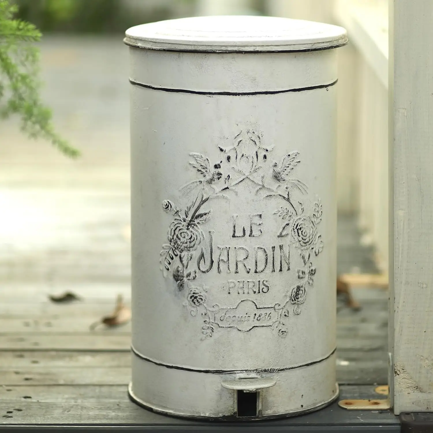 Retro Kitchen Trash Can with Lid 15 Liter/4Gallon Gallon and Pedal Round Touchless Garbage Cans with Flower and Bird Patterns Ou
Retro Kitchen Trash Can with Lid 15 Liter/4Gallon Gallon and Pedal Round Touchless Garbage Cans with Flower and Bird Patterns Ou