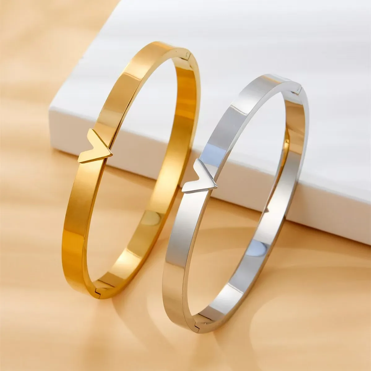 2025 Latest 316L Stainless Steel V Letter Cuff Bangle Bracelets Gold Titanium Initial Charm Bracelet Unisex Waterproof Jewelry
2025 Latest 316L Stainless Steel V Letter Cuff Bangle Bracelets Gold Titanium Initial Charm Bracelet Unisex Waterproof Jewelry