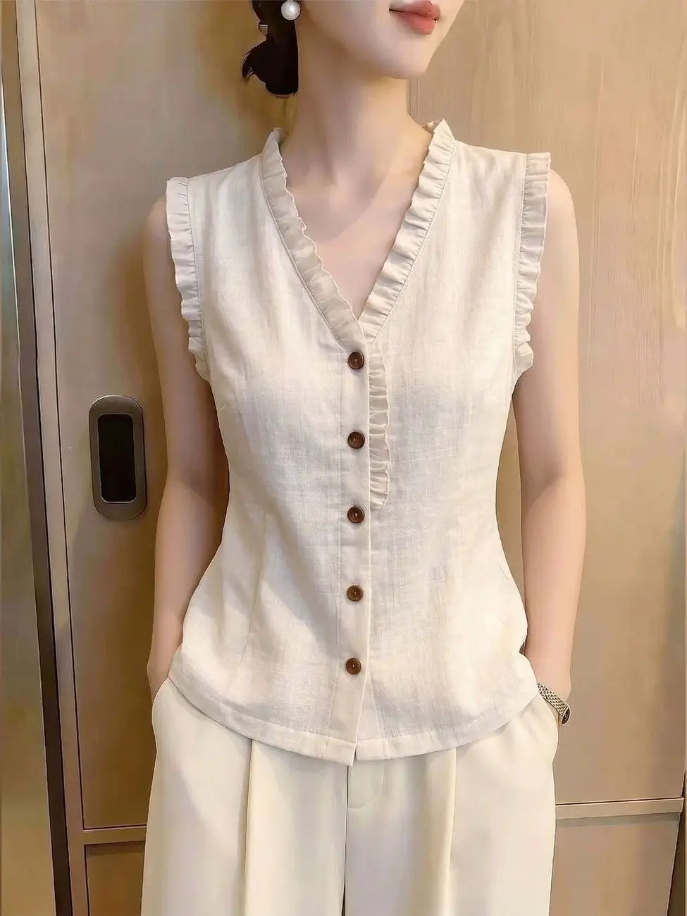Elegant V-Neck Sleeveless Shirt for Women Wooden Detailing Korean Style Summer New Arrival Fashionable Thin Material Bre...
Elegant V-Neck Sleeveless Shirt for Women Wooden Detailing Korean Style Summer New Arrival Fashionable Thin Material Bre...