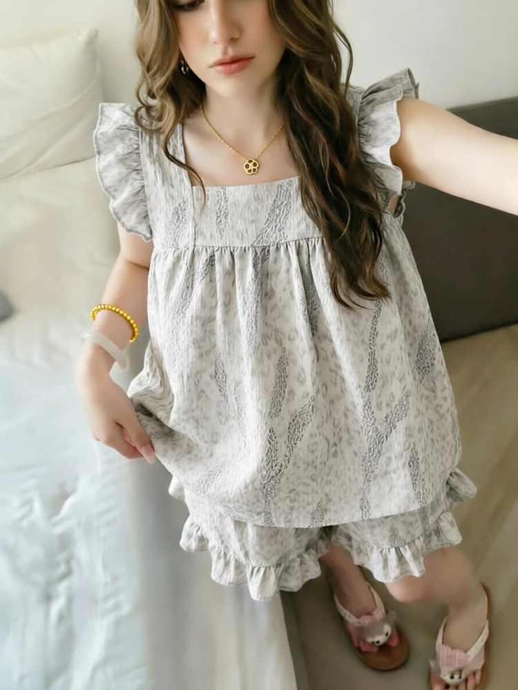Gray Leopard Print Sleepwear Sweet Short Sleeve Summer Home Clothes Set for Women Two-Piece Suite with Shorts for Spring Summer
Gray Leopard Print Sleepwear Sweet Short Sleeve Summer Home Clothes Set for Women Two-Piece Suite with Shorts for Spring Summer