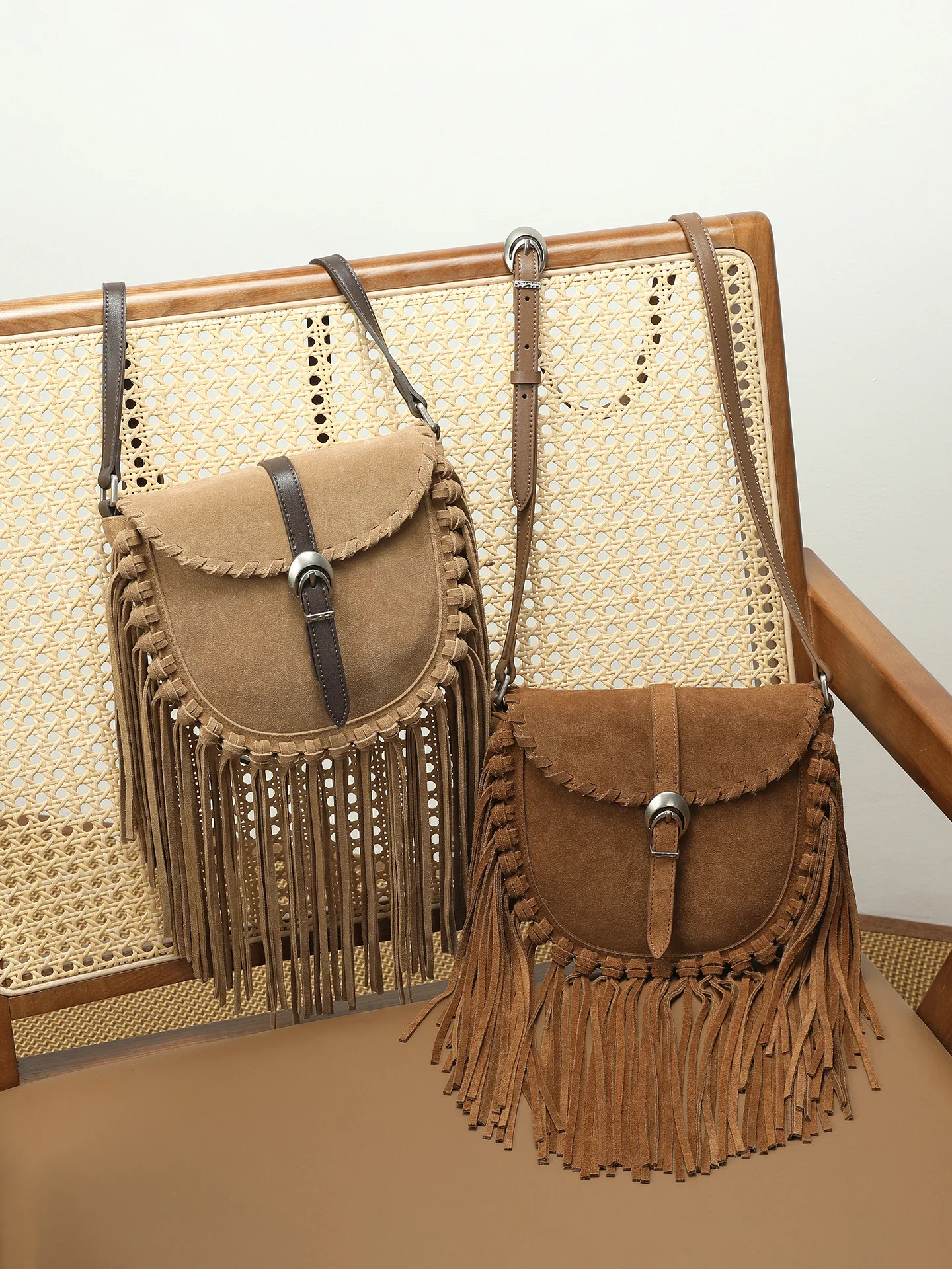 FIRMRANCH 2025 осень/зима, новая винтажная седельная сумка, замшевая сумка из воловьей кожи, кошелек на плечо, шикарный дизайн ручной работы с кисточками для женщин
FIRMRANCH 2025 осень/зима, новая винтажная седельная сумка, замшевая сумка из воловьей кожи, кошелек на плечо, шикарный дизайн ручной работы с кисточками для женщин