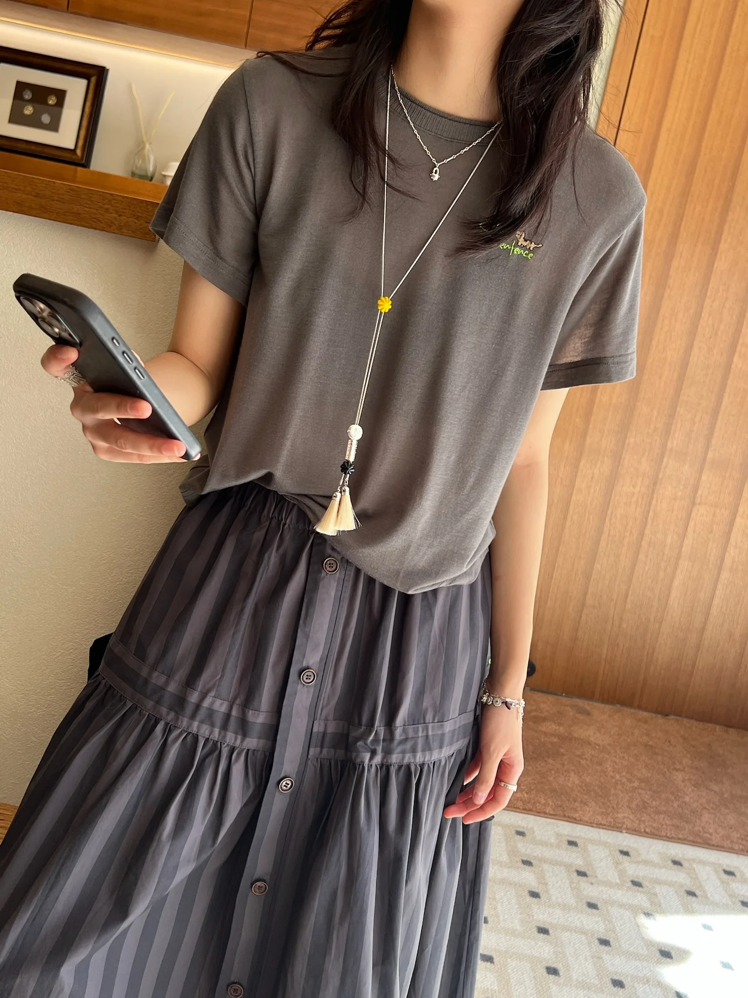 Женская приталенная футболка с коротким рукавом и вышивкой, осенне-зимняя коллекция 2025, повседневная, стандартный крой
Женская приталенная футболка с коротким рукавом и вышивкой, осенне-зимняя коллекция 2025, повседневная, стандартный крой