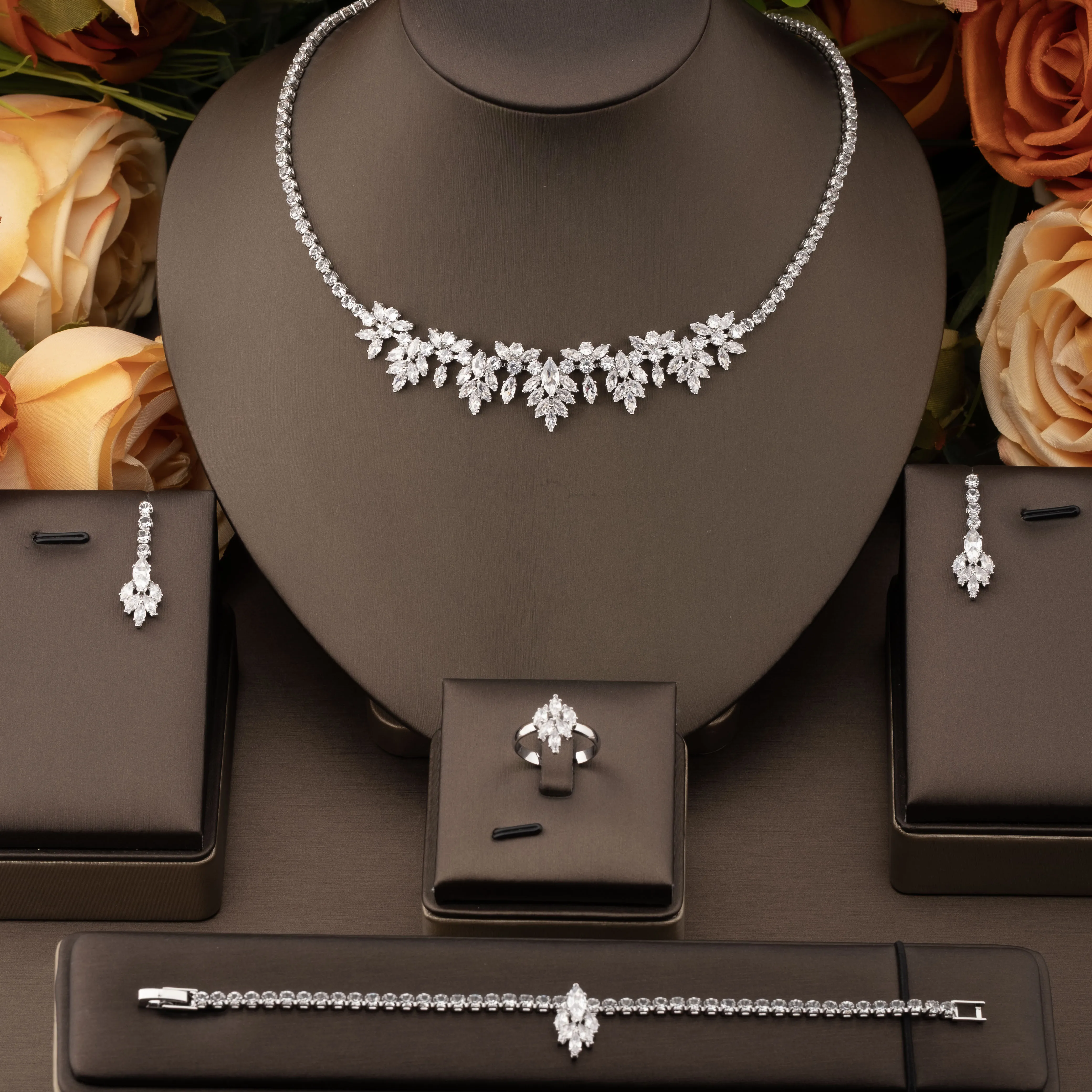 1 Set of Luxurious and Elegant Jewelry Set with Sparkling Cubic Zirconia in a Fallen Leaf Design, Suitable for Women to Wear at Weddings and Banquets. Gift Box Not Included
1 Set of Luxurious and Elegant Jewelry Set with Sparkling Cubic Zirconia in a Fallen Leaf Design, Suitable for Women to Wear at Weddings and Banquets. Gift Box Not Included