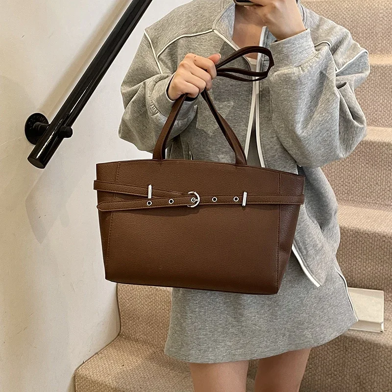Luxury Solid Color Shopper Bag - Vintage Minimalist Design With Spacious Interior & Adjustable Crossbody Strap
Luxury Solid Color Shopper Bag - Vintage Minimalist Design With Spacious Interior & Adjustable Crossbody Strap