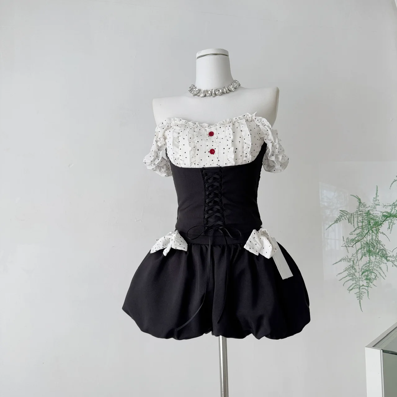 Summer Women Korean Cute Core 2000s Aesthetic Shoujo Outfits 2 Piece Set Polka Dot Sleeveless Crop Top + Bustier + Bow Shorts
Summer Women Korean Cute Core 2000s Aesthetic Shoujo Outfits 2 Piece Set Polka Dot Sleeveless Crop Top + Bustier + Bow Shorts