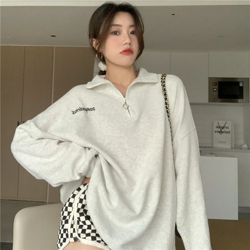 Women Pullovers Korean Letter Embroidery Sweatshirt 2025 New Style Half Zipper O-neck Sweater Female Turn-down Collar Tops
Women Pullovers Korean Letter Embroidery Sweatshirt 2025 New Style Half Zipper O-neck Sweater Female Turn-down Collar Tops