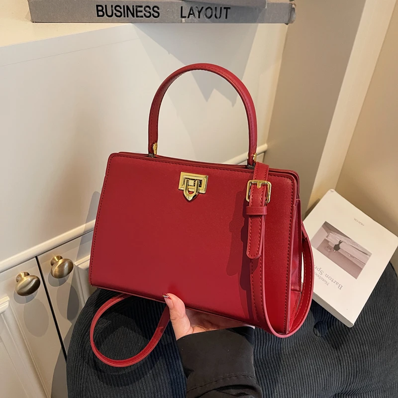 Практичная и популярная женская сумка-мессенджер из натуральной кожи с регулируемым ремешком от дизайнера
Практичная и популярная женская сумка-мессенджер из натуральной кожи с регулируемым ремешком от дизайнера