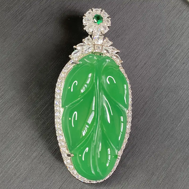 Natural Agate Ice Green Chalcedony Inlaid with Leaves Pendant Women's Gold and Jade Necklace Jewelry
Natural Agate Ice Green Chalcedony Inlaid with Leaves Pendant Women's Gold and Jade Necklace Jewelry